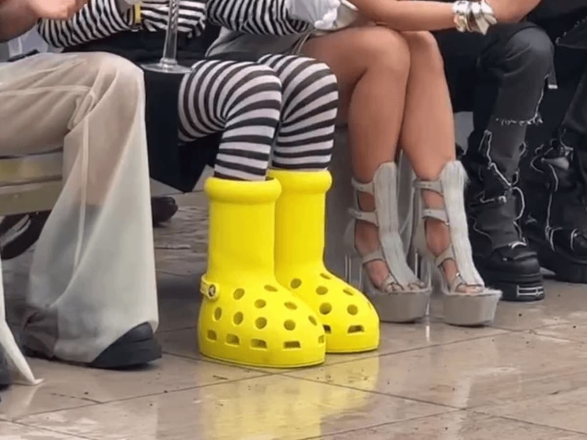Erobrer mundstykke foretrækkes Crocs & MSCHF Debut Big Yellow Boots at Paris Fashion Week - Men's Journal  | Sneakers