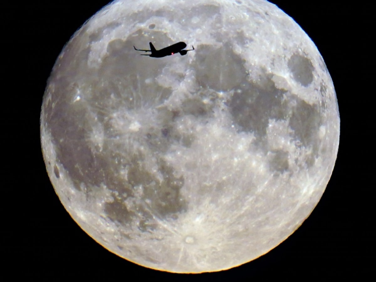 Last Blue Supermoon Until 2037 Captured in Stunning Photos picture
