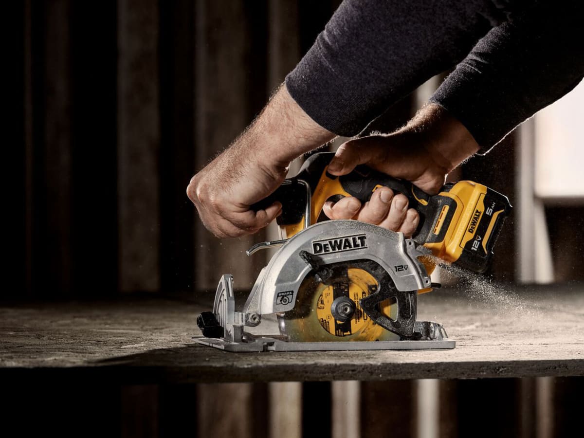 Small battery discount skill saw
