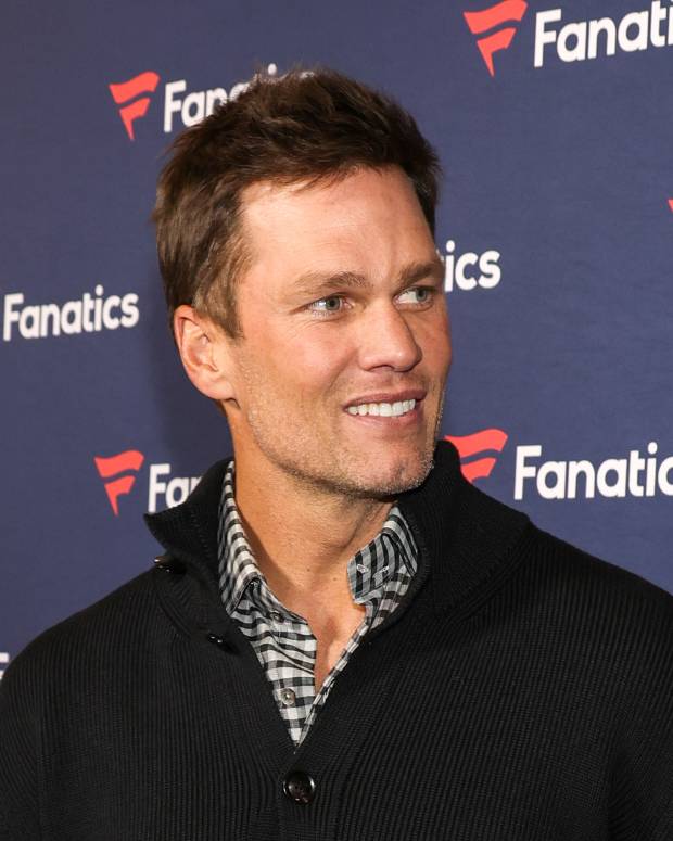 Tom Brady rips Eli Manning jersey in half at Fanatics Fest