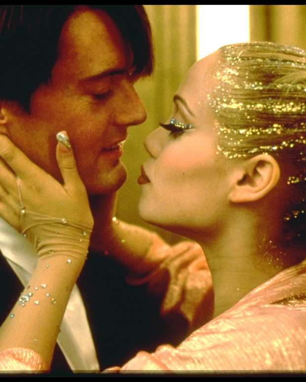 American actors Kyle MacLachlan and Elizabeth Berkley on the set of Showgirls directed bu Dutch Paul Verhoeven. (Photo by Murray Close/Sygma/Sygma via Getty Images)