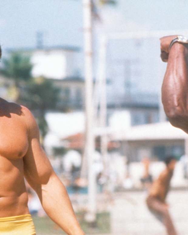 Austrian Bodybuilder Arnold Schwarzenegger admires another bodybuilder at Muscle Beach in Venice in August 1977.