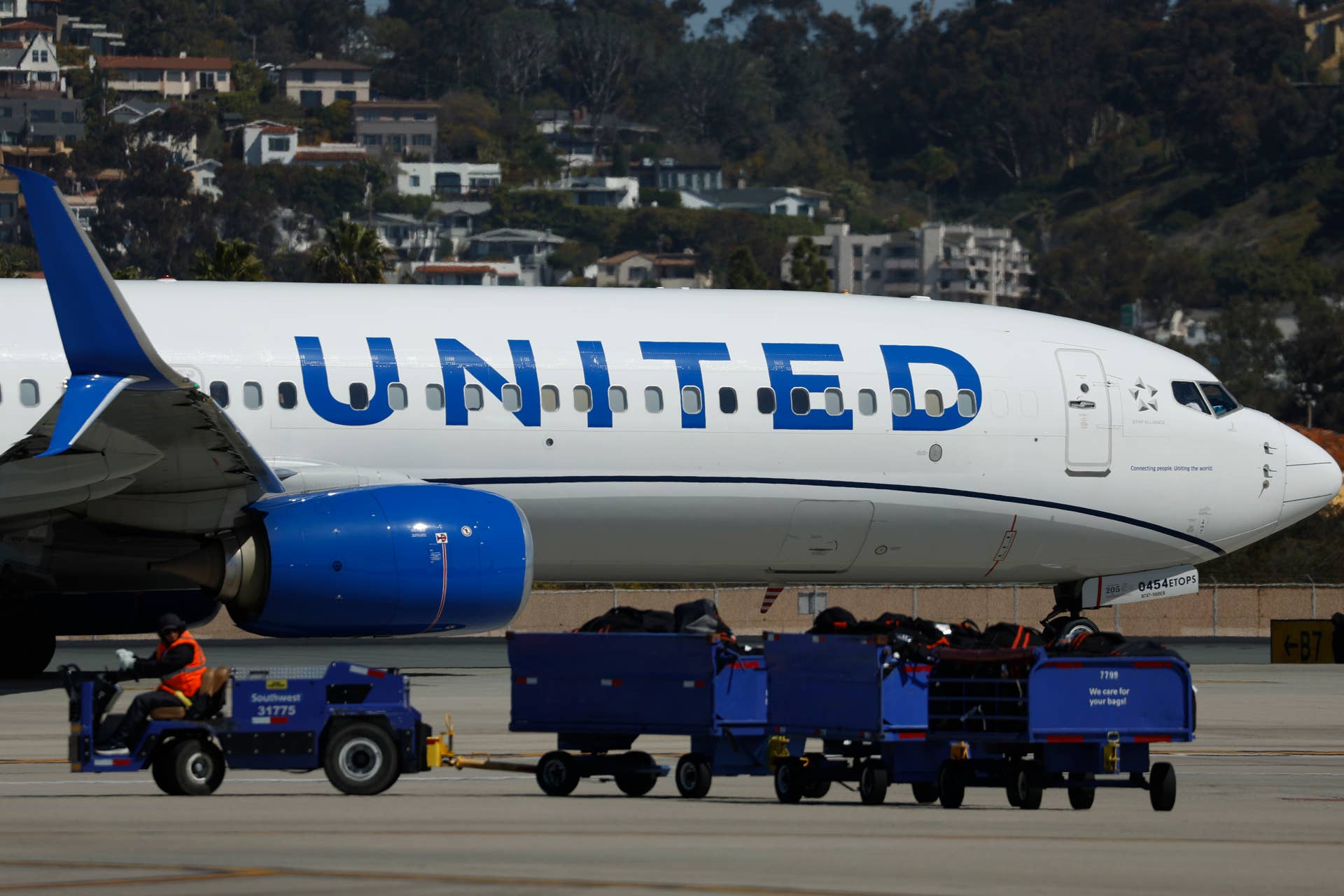 United airlines flight 1169 diversion security photos - Mitraveltips.com