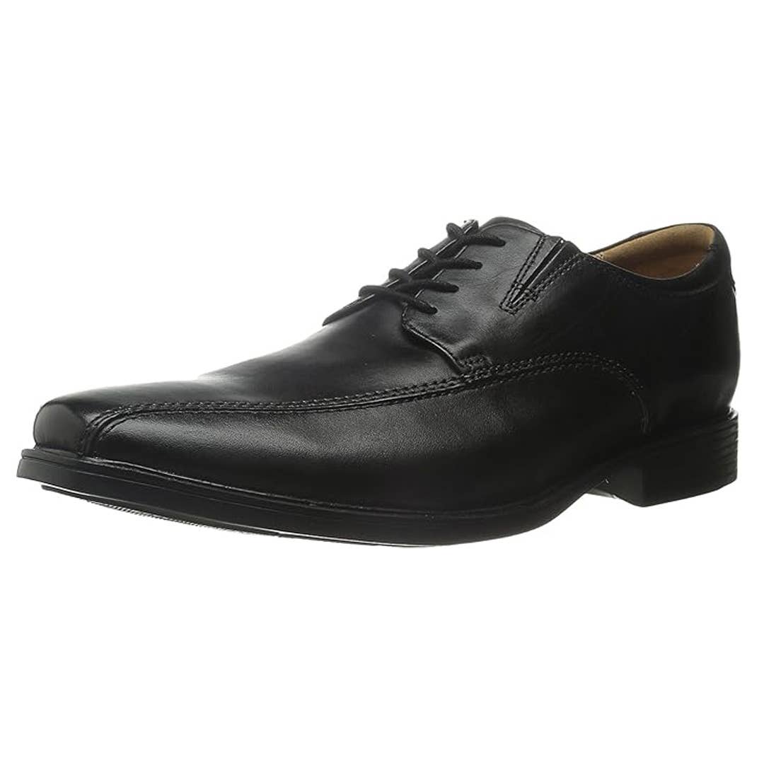 This Pair of Clarks Oxford Shoe Is Just $30 on Amazon  display picture 3