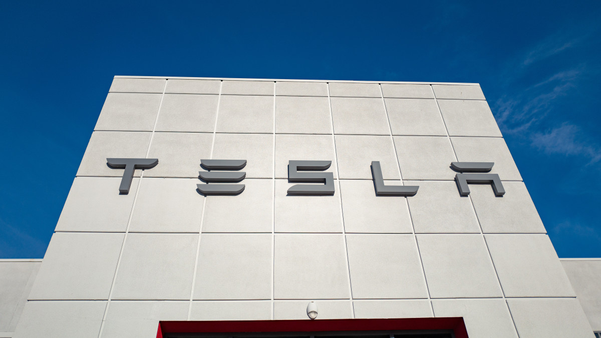 🌍STOCK REPORT: "Tesla sotto pressione: scadenza dei crediti fiscali e calo delle vendite minacciano il futuro dell'azienda"