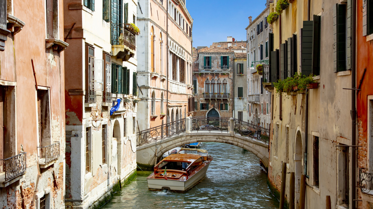 Italy Tourist Falls Into Canal in Viral Video, Blames Google - Men's Journal, image size:1200x675