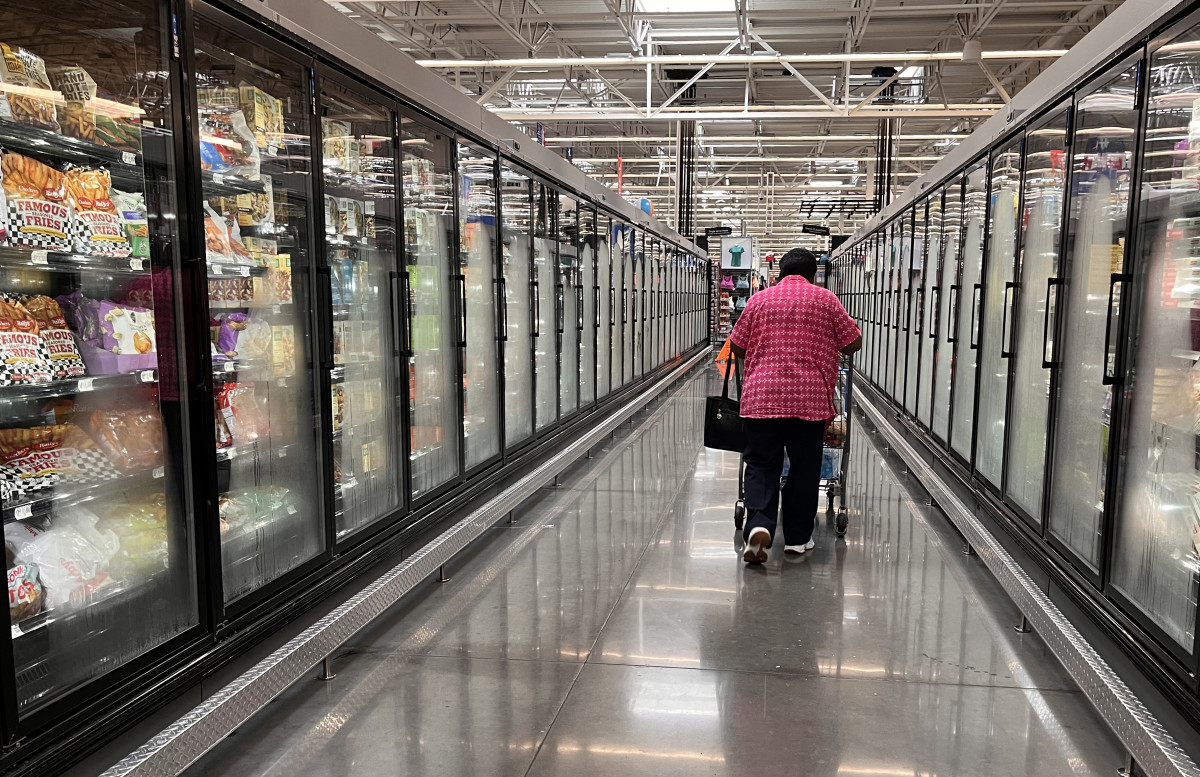 Grocery store shelves with ready-to-eat meals