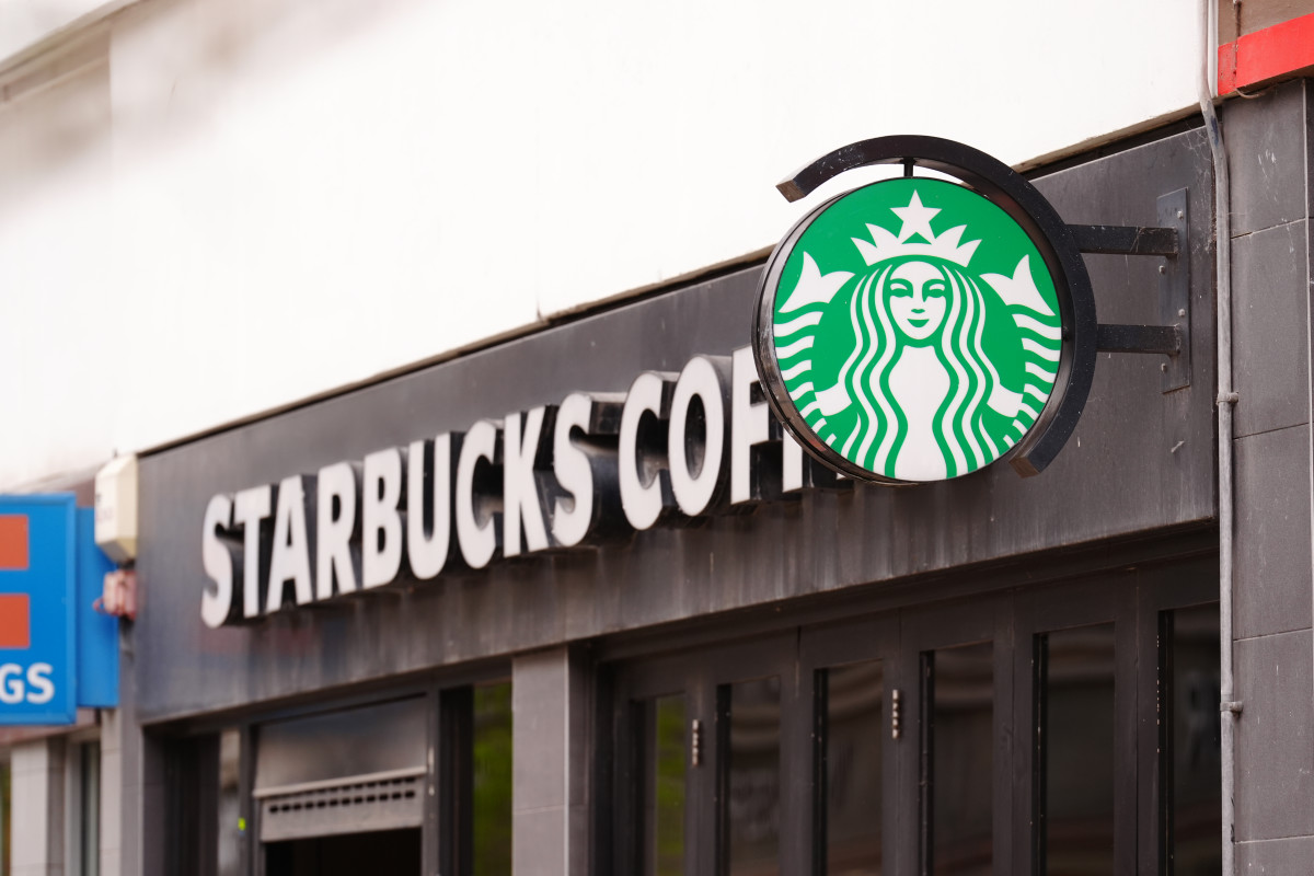 Starbucks ukinja nekatere lokale in prenavlja ponudbo zaradi slabše prodaje