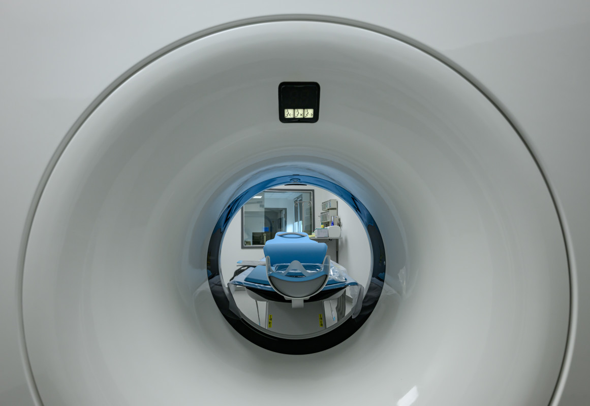 Moškega v New Yorku potegnilo v napravo za magnetno resonanco