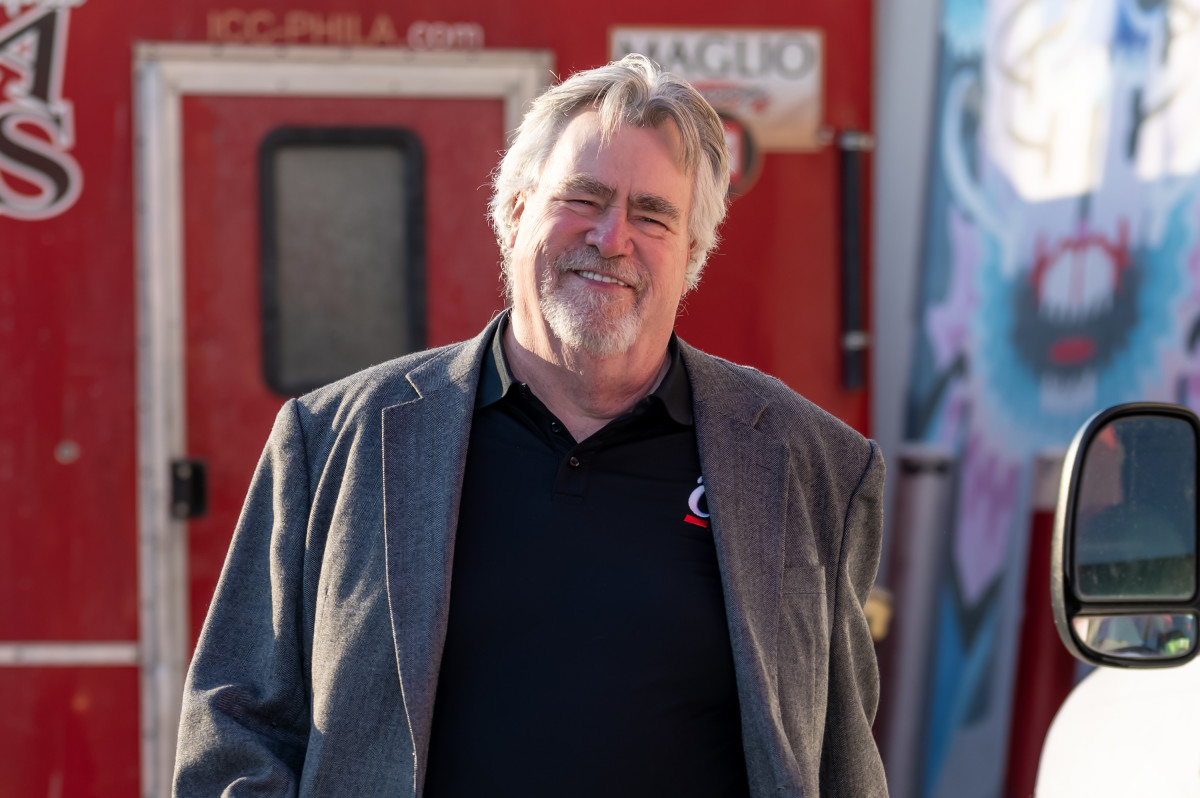 Travis Kelce's Father Has 2 Words to Describe Taylor Swift