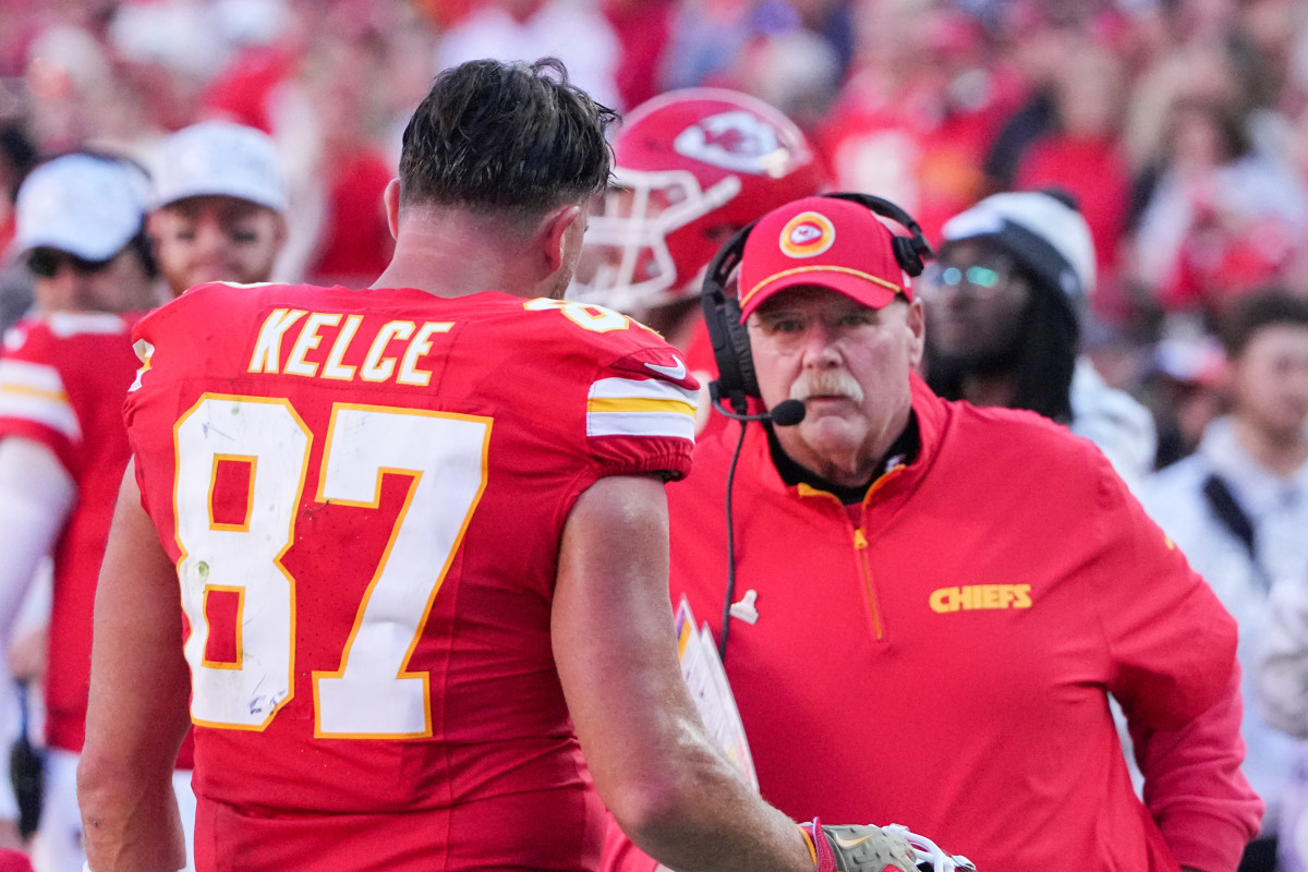 Trener Kansas City Chiefsov, Andy Reid, omalovažuje spor s Travisom Kelcejem na stranski črti