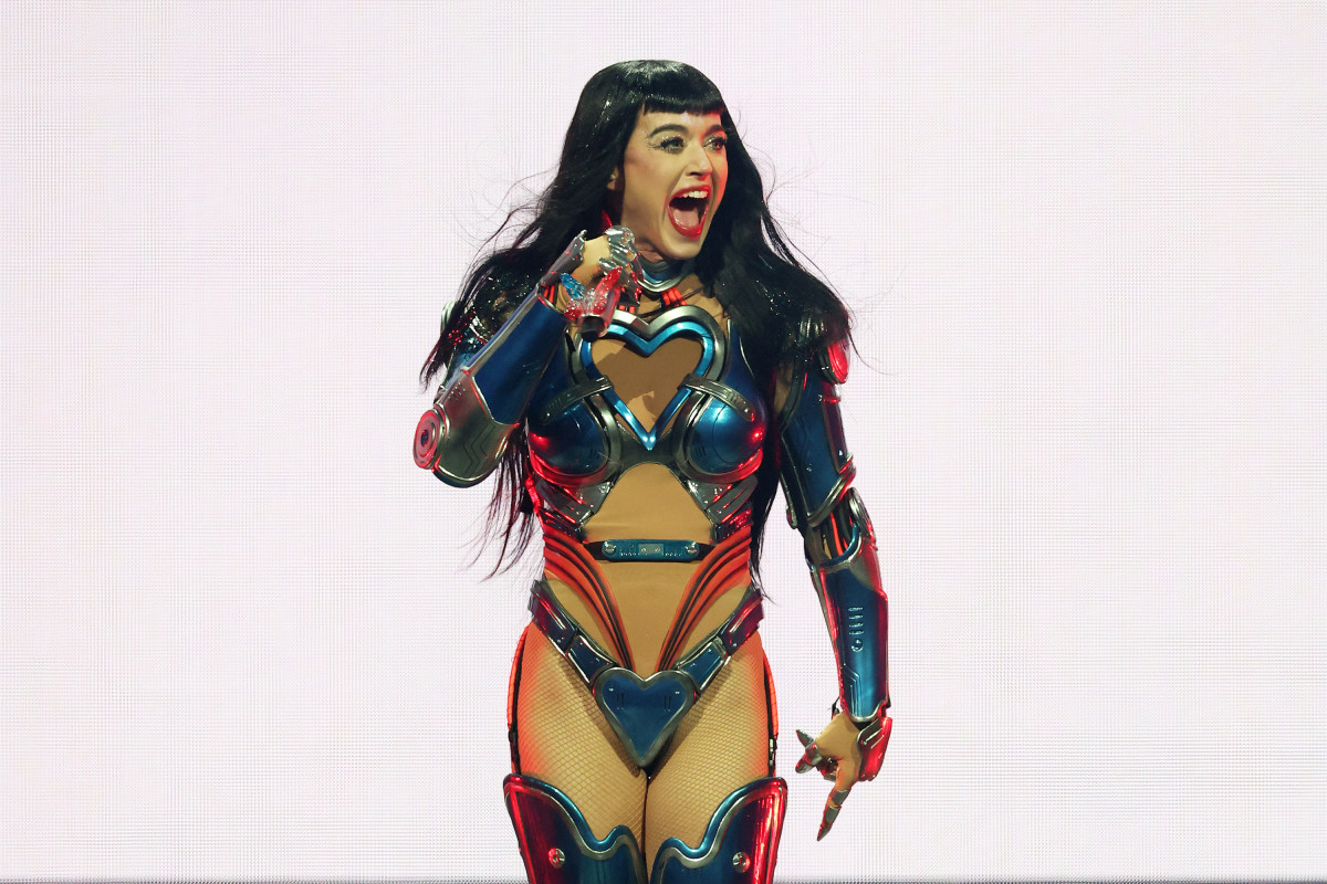 Pop Star Steps Out With Surprise Dinner Guest Following Breakup