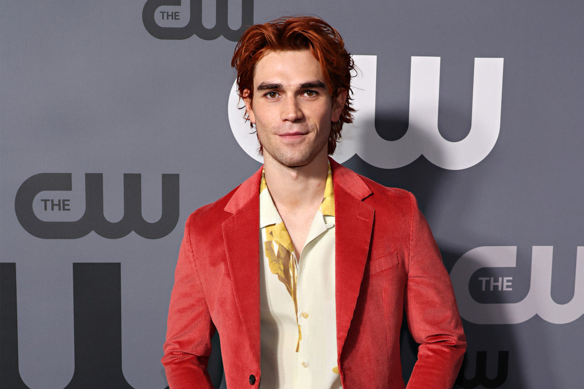 KJ Apa bo upodobil Jimmyja Stewarta v prihajajoči biografiji