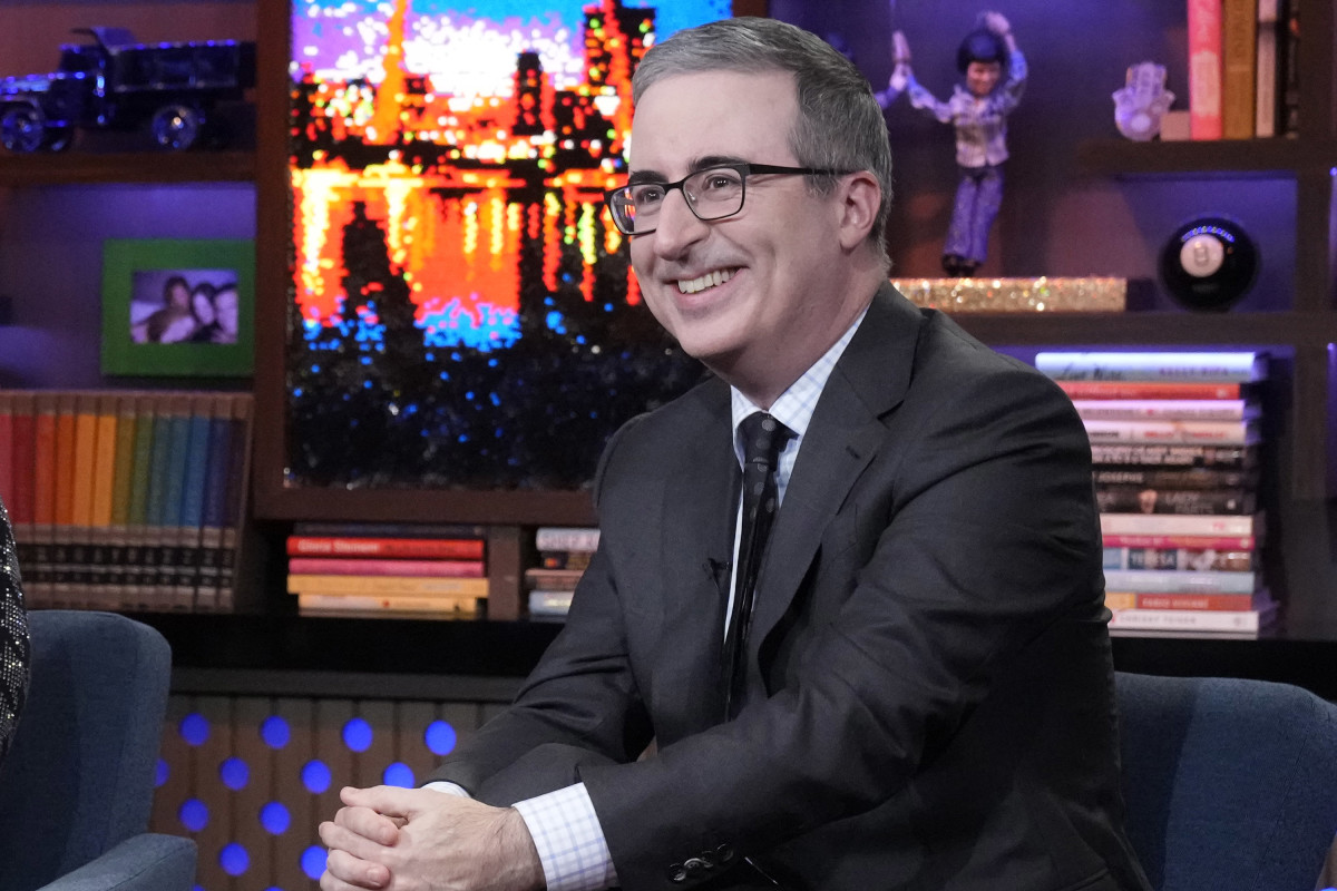 John Oliver zavrača nasvete Jaya Lena glede komedije po kritiki Stephena Colberta