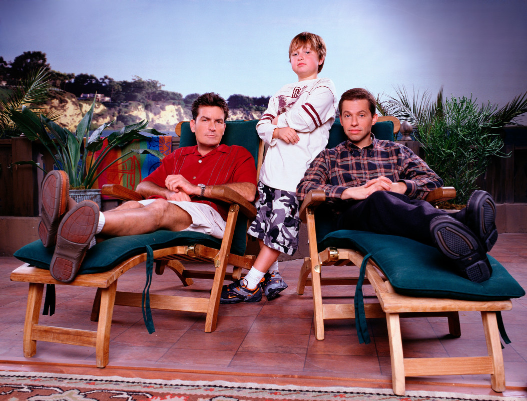 Charlie Sheen izrazil hvaležnost Jonu Cryerju po dokumentarcu 'aka Charlie Sheen', možnost ponovne združitve igralske zasedbe 'Dva moža in pol' pa ostaja odprta