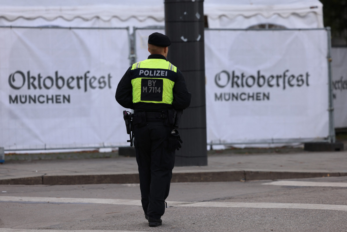 Oktoberfest v Münchnu ponovno odprt po preplahu zaradi bombe in smrtonosnem požaru
