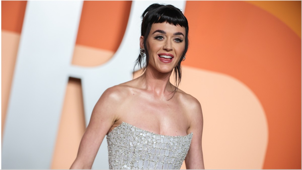 Katy Perry, Justin Trudeau Kiss on Yacht in Viral Photos That Prove They're Dating