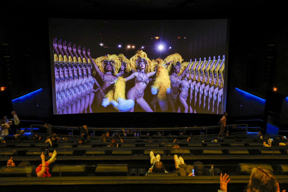 Koncertni film Taylor Swift 'The Official Release Party of a Showgirl' debitiral na prvem mestu z 33 milijoni dolarjev.