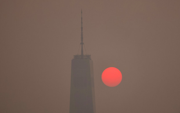 Eerie Photos Show NYC Landmarks Shrouded in Wildfire Haze 2 Eerie Photos Show NYC Landmarks Shrouded in Wildfire Haze