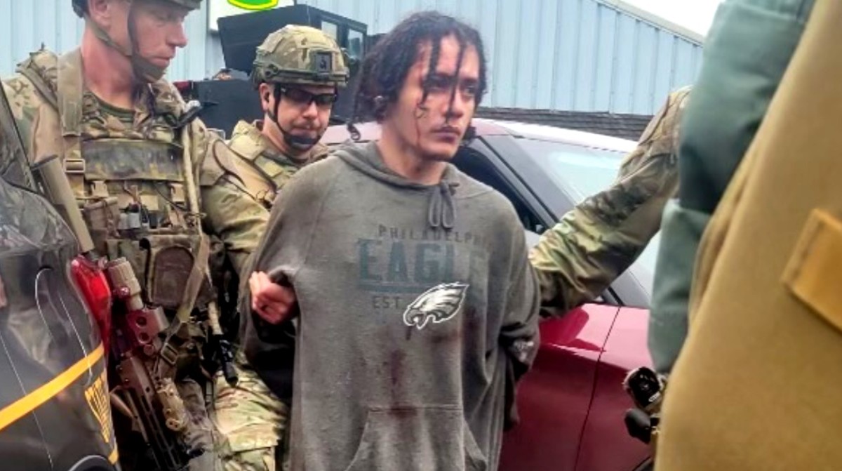 Eagles Fan Wears Controversial Tribute to Escaped Killer