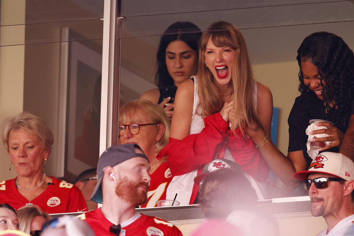 Travis Kelce's Teammates React to Taylor Swift Relationship