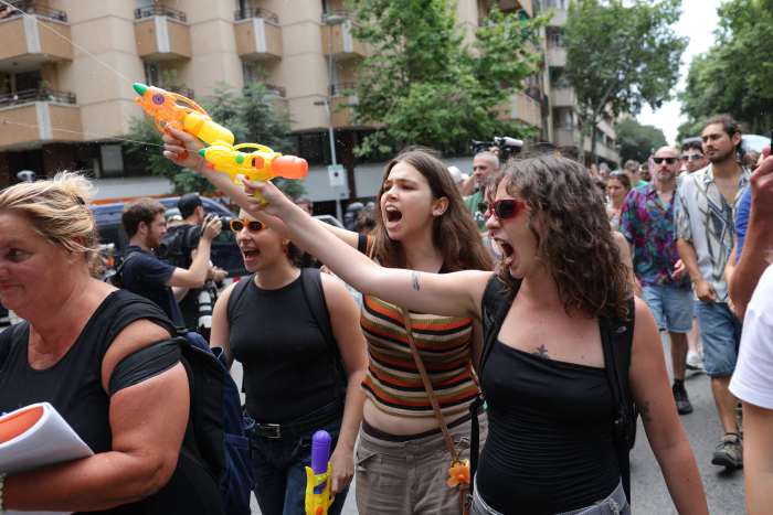 Locals Send Clear Message to Visitors in Popular Tourist Cities