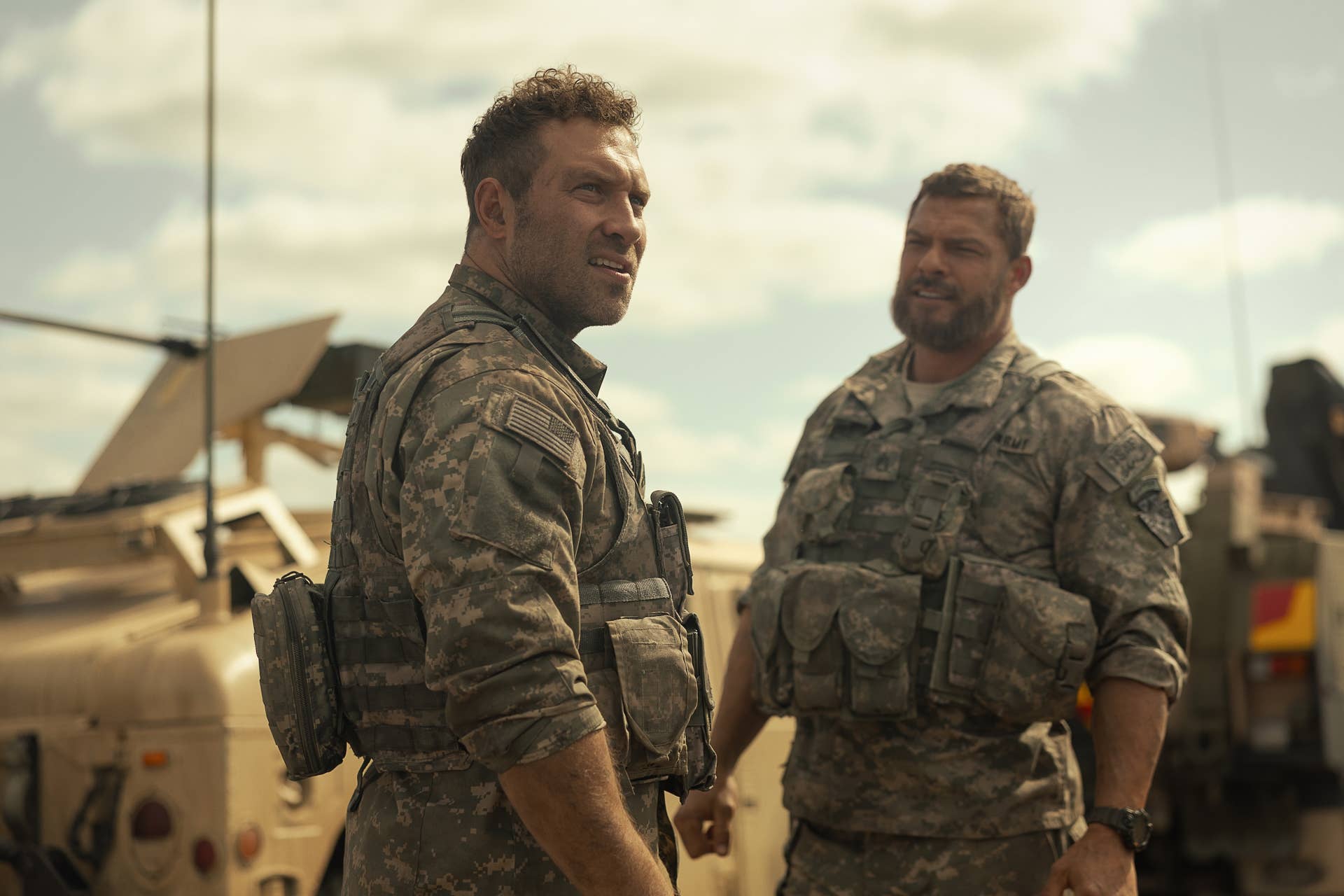 War Machine. (L-R) Jai Courtney as Squad Leader and Alan Ritchson as 81 in War Machine. Cr. Ben King/Netflix © 2026.