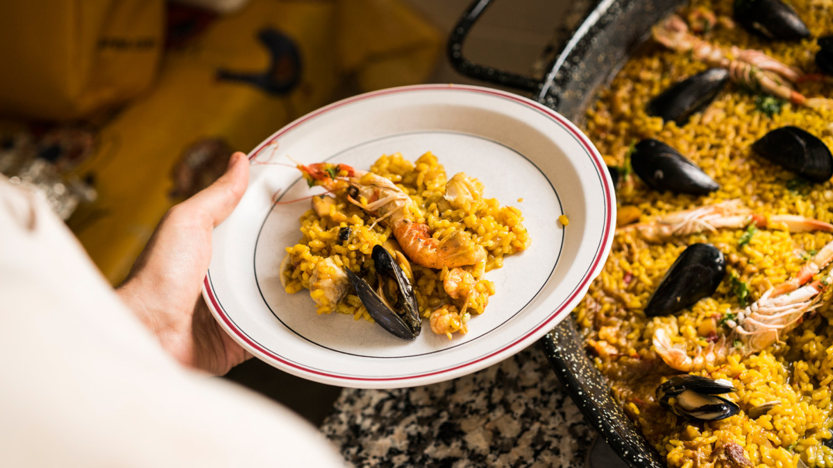 3 Tips for Cooking a Great Paella Men's Journal