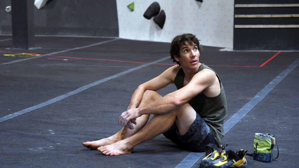 Free Solo Star Alex Honnold Goes Nude for ESPNs Body Issue - Mens  Journal