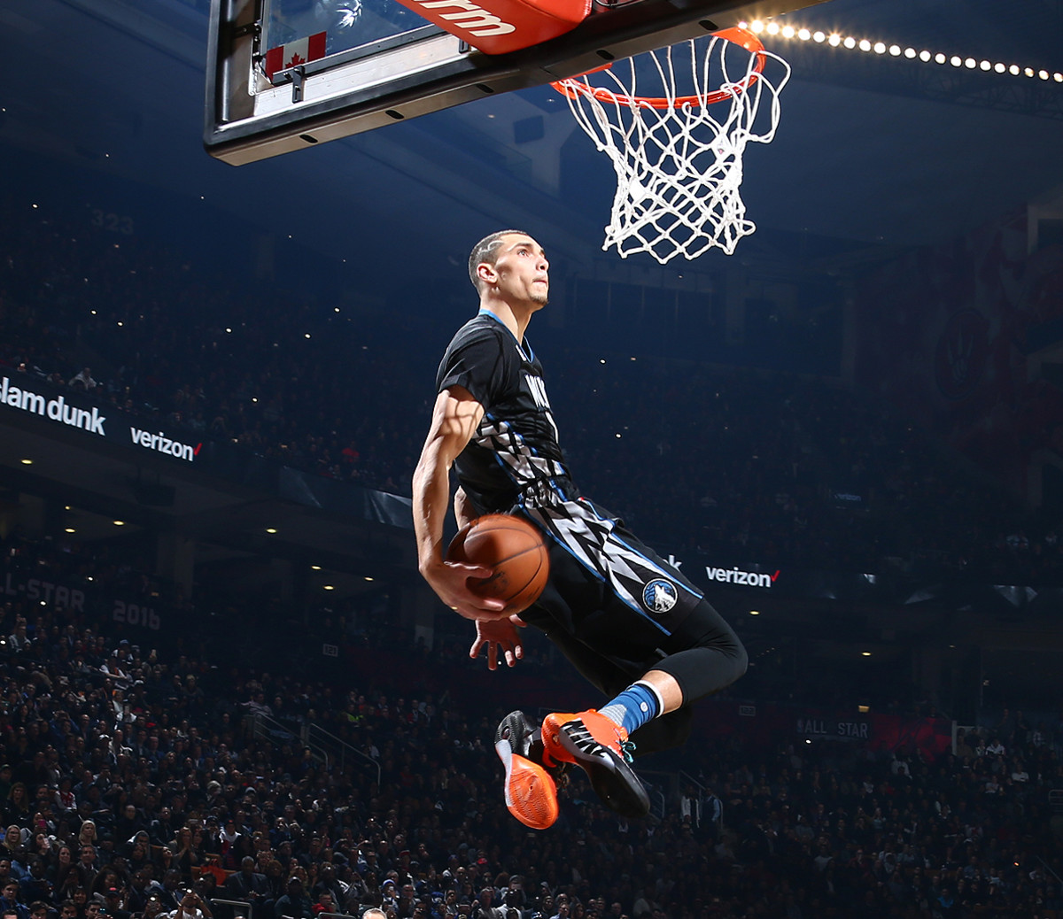 Former UCLA basketball player Zach LaVine dominates NBA Slam Dunk