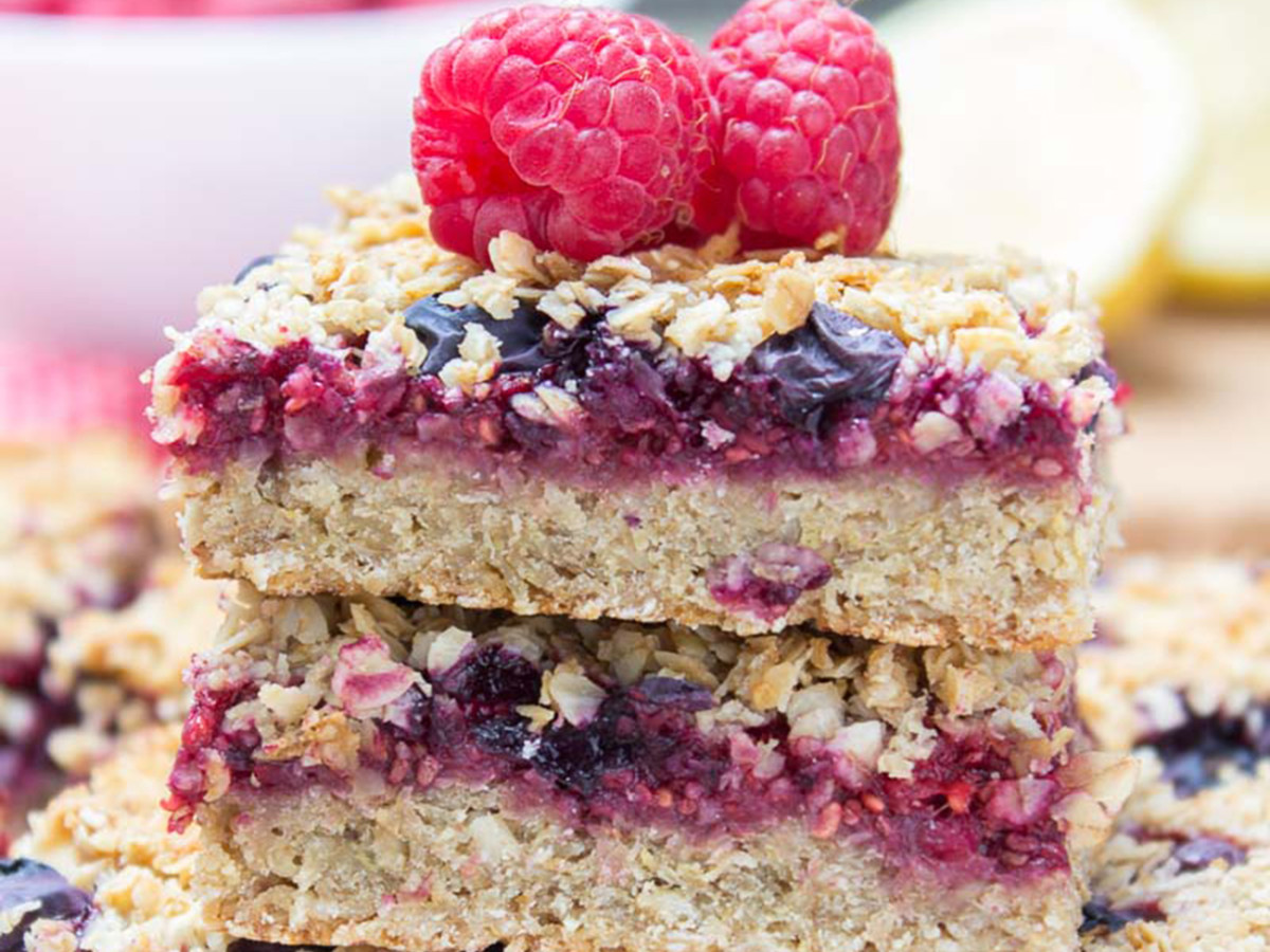 Recipe: How to Make Berry Banana Breakfast Oat Bars - Men's Journal