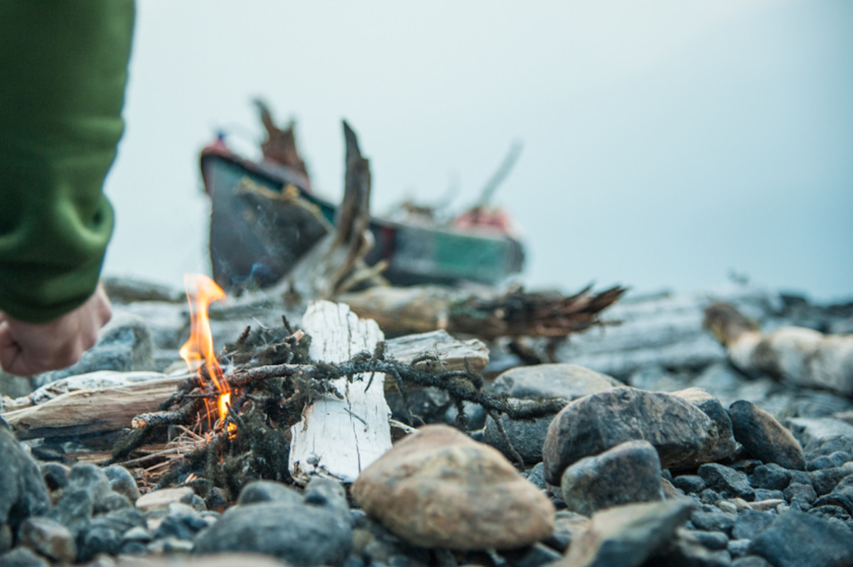 Bushcraft How to Start a Fire with Flint and Steel Men