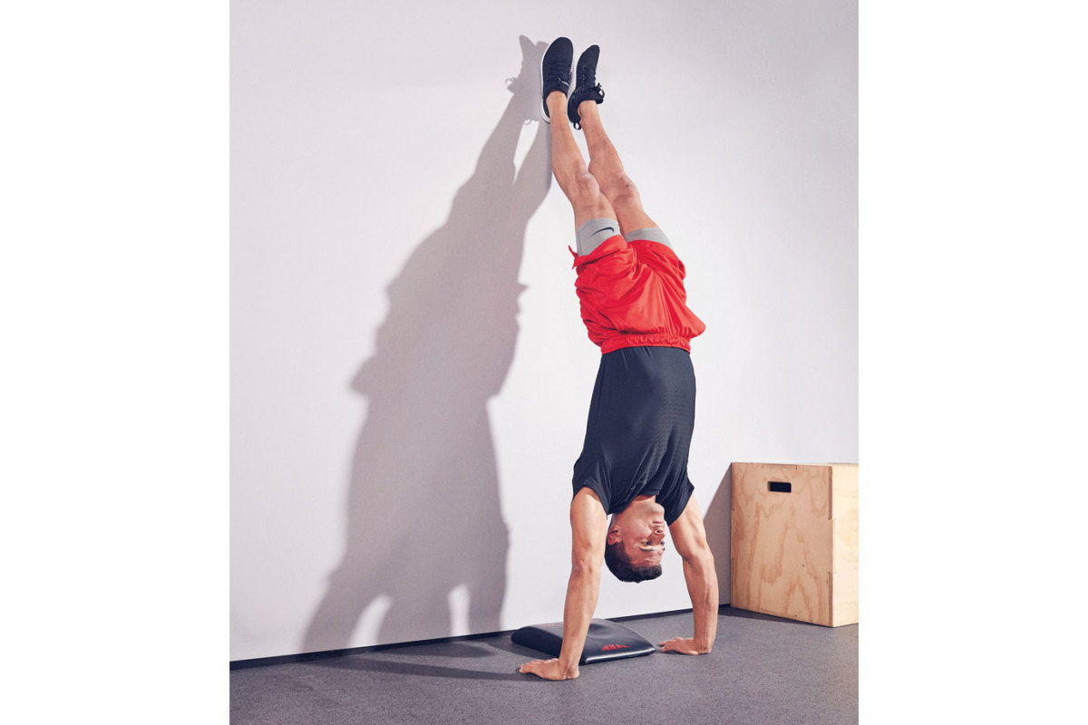 The Exercise Progressions That'll Help You Nail Handstand Pushups Men