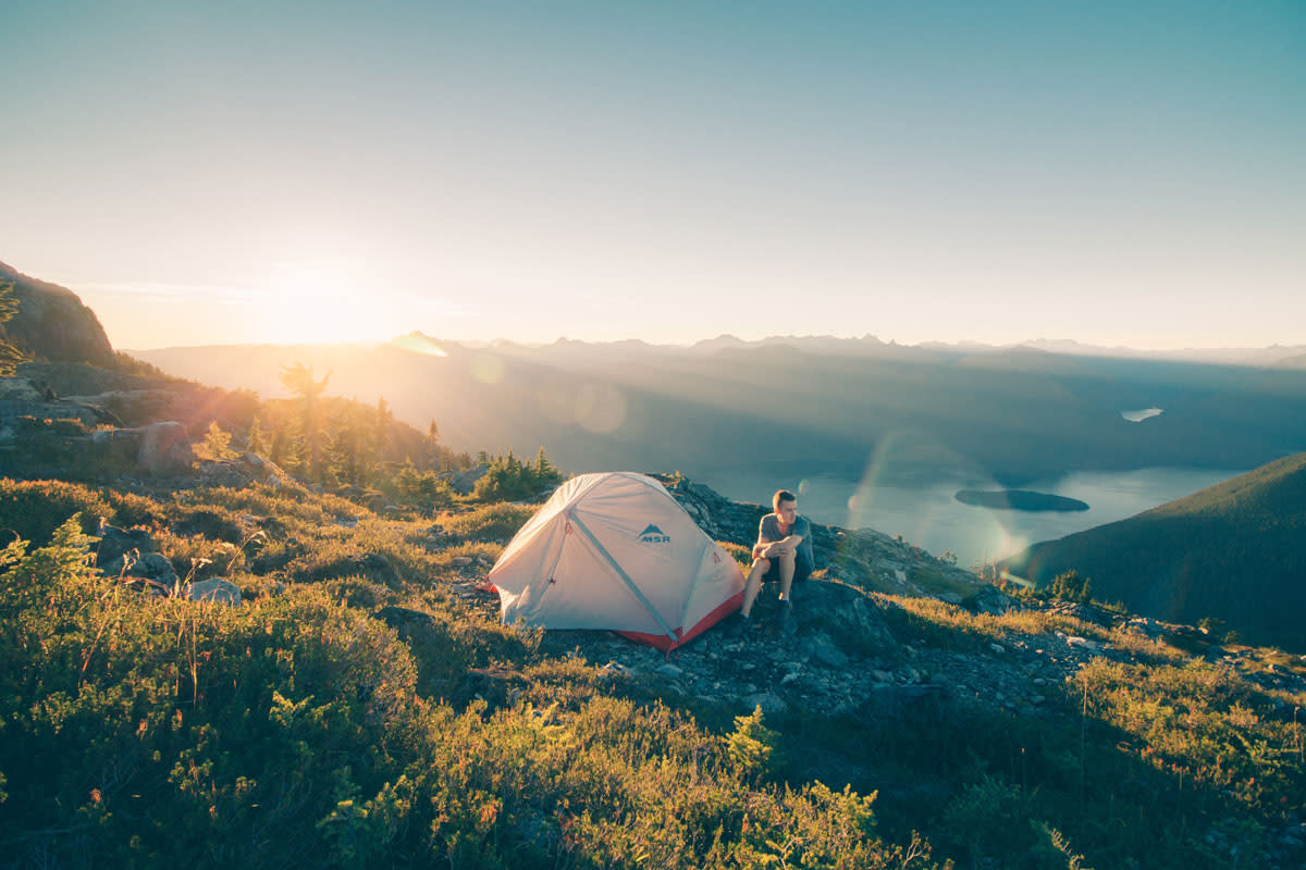 Палатка на природе. Палатка в горах. Палатка для похода в горы. Природа путешествия.