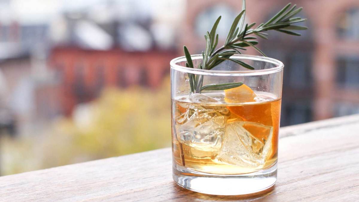 How to Make a Scotch Old Fashioned With Cinnamon and Rosemary Men's