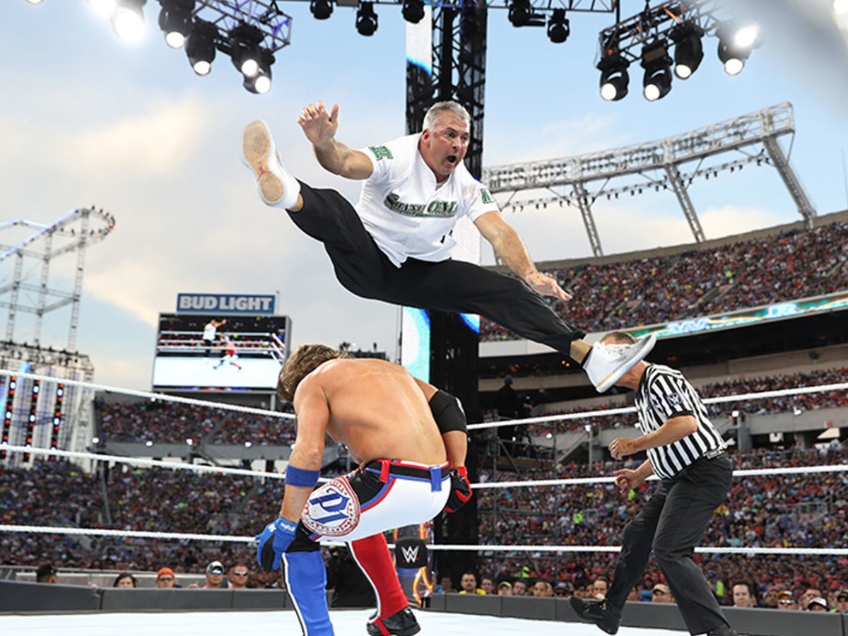 The top 10 most thrilling moments from WrestleMania 33 - Men's Journal