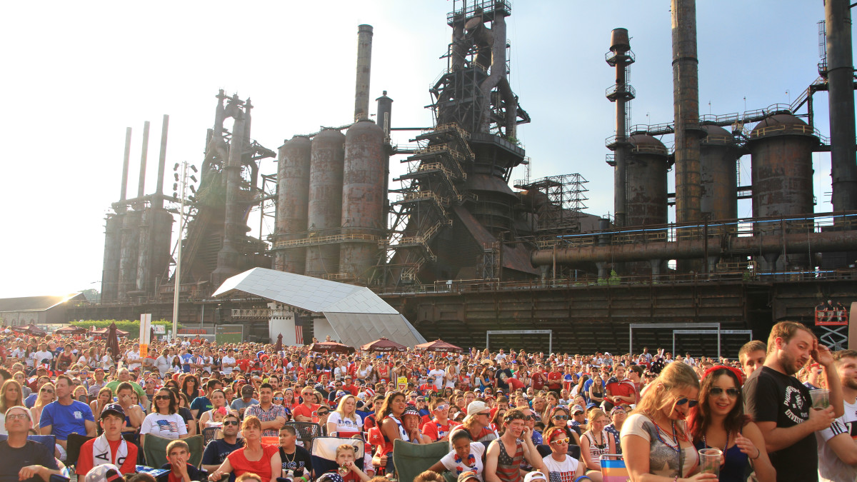 13 Awesome Bars to Watch the 2018 World Cup Around the Globe Men's