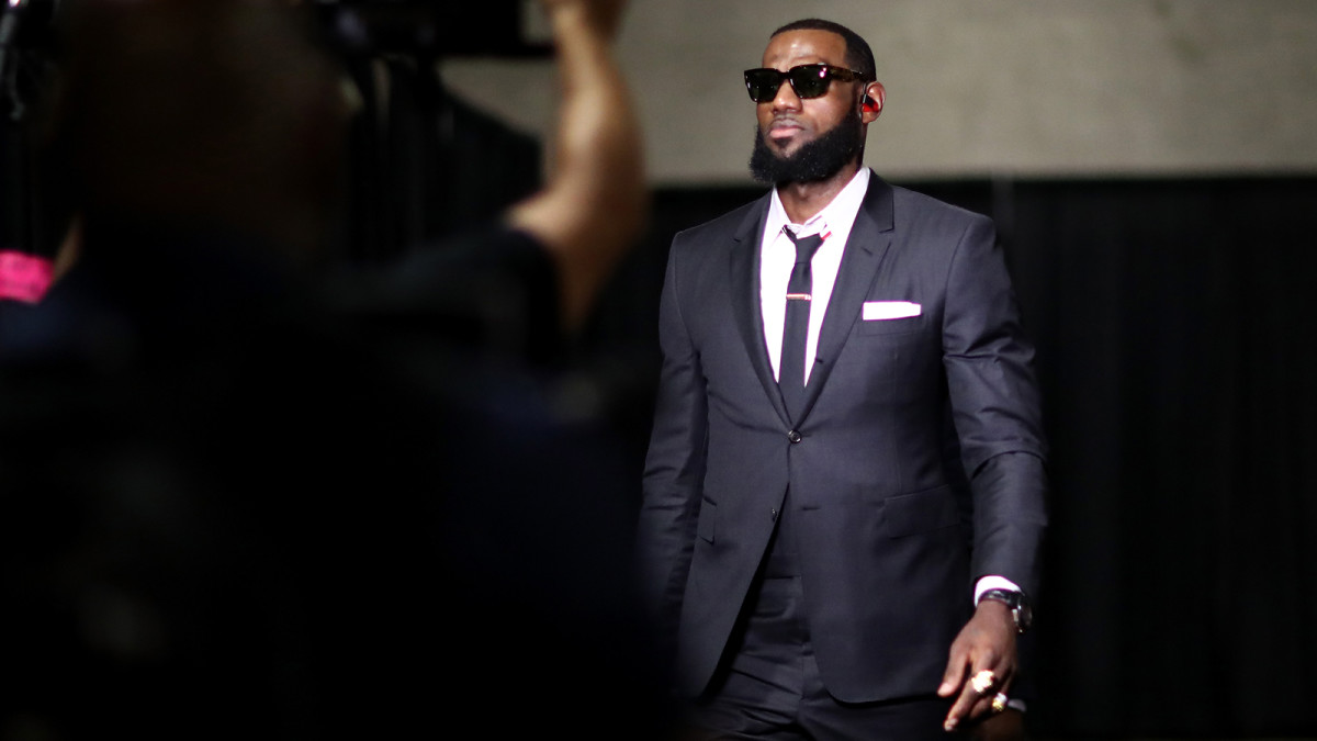 LeBron James wears $28K Louis Vuitton outfit for NBA opening night