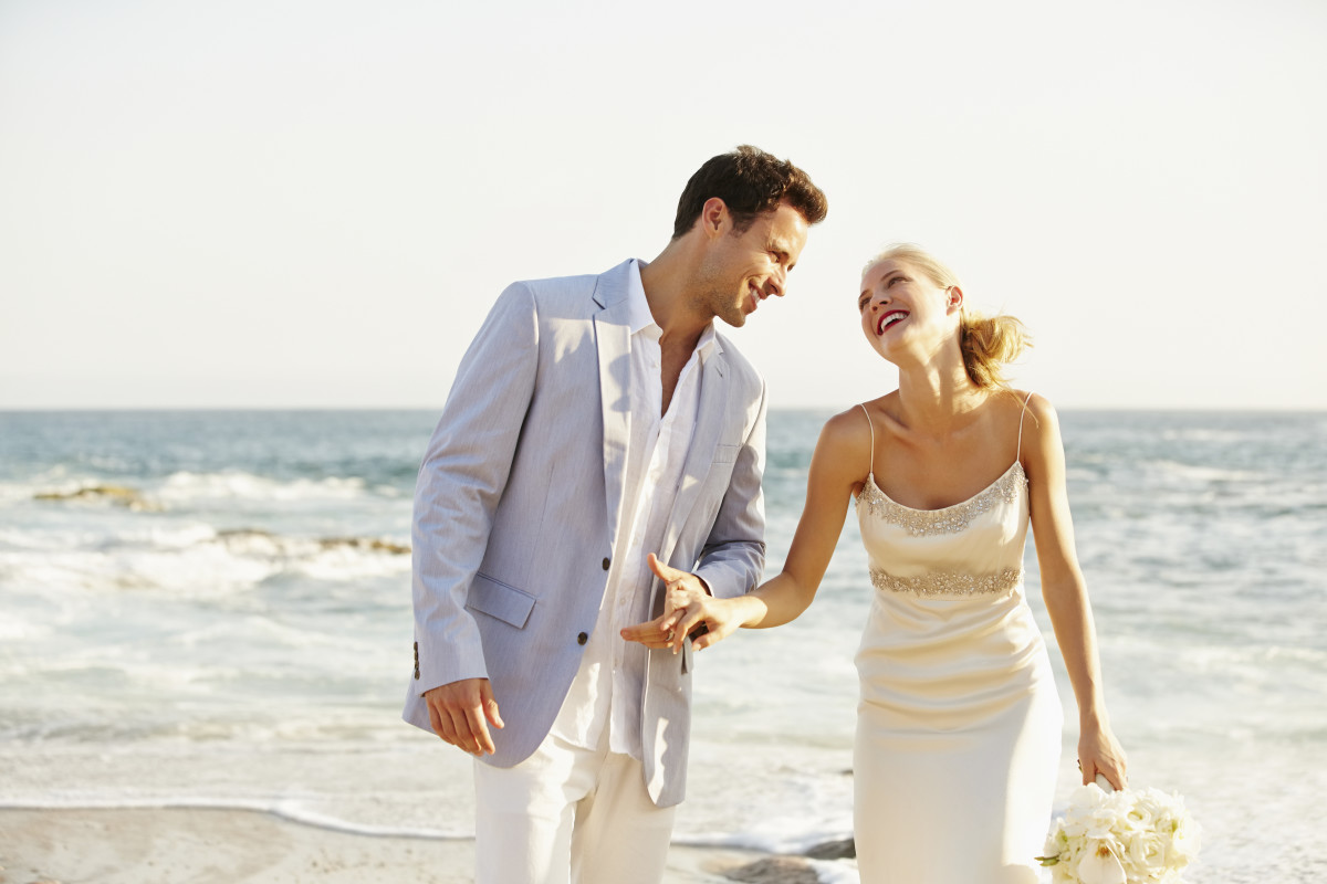 How to Dress for a Beach Wedding