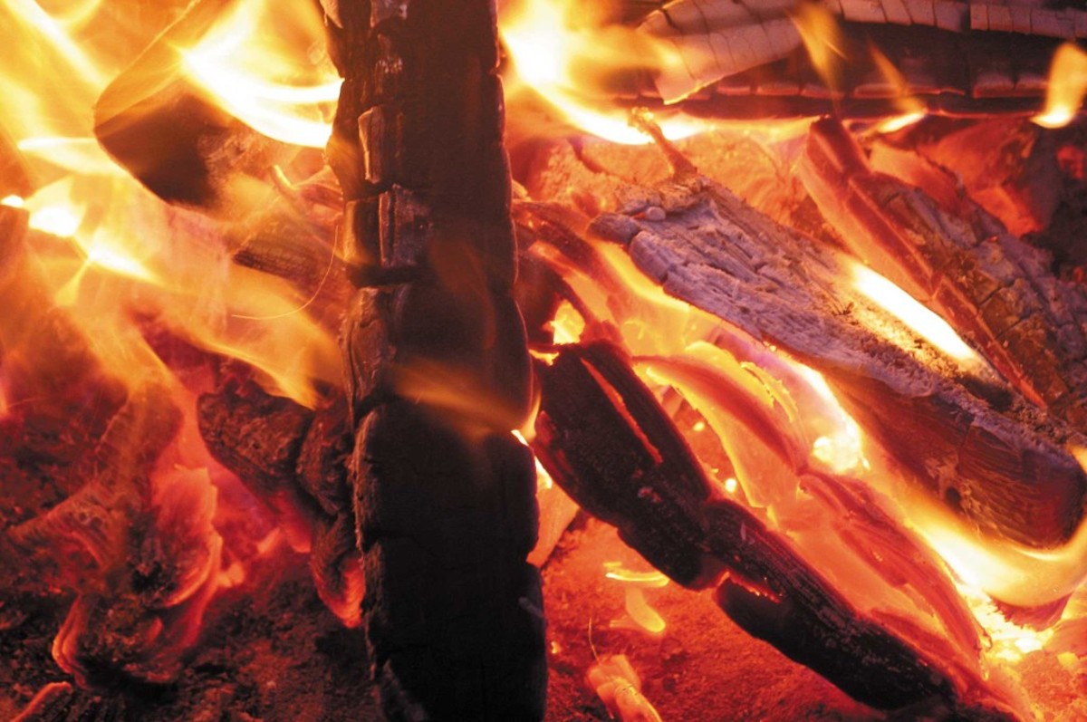 How to find flint and other sparking rocks to build a fire in a