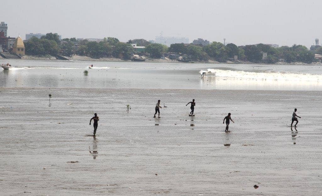 Does Calcutta's Ganges have the world's best river waves?