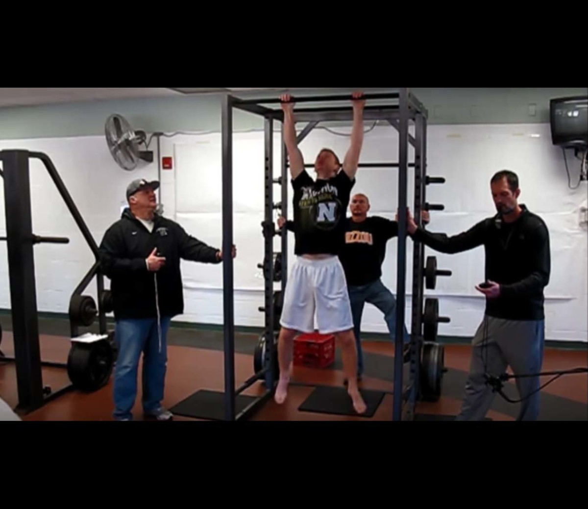 Watch This Teenager Smash the World Record for Clapping Pullups Men's