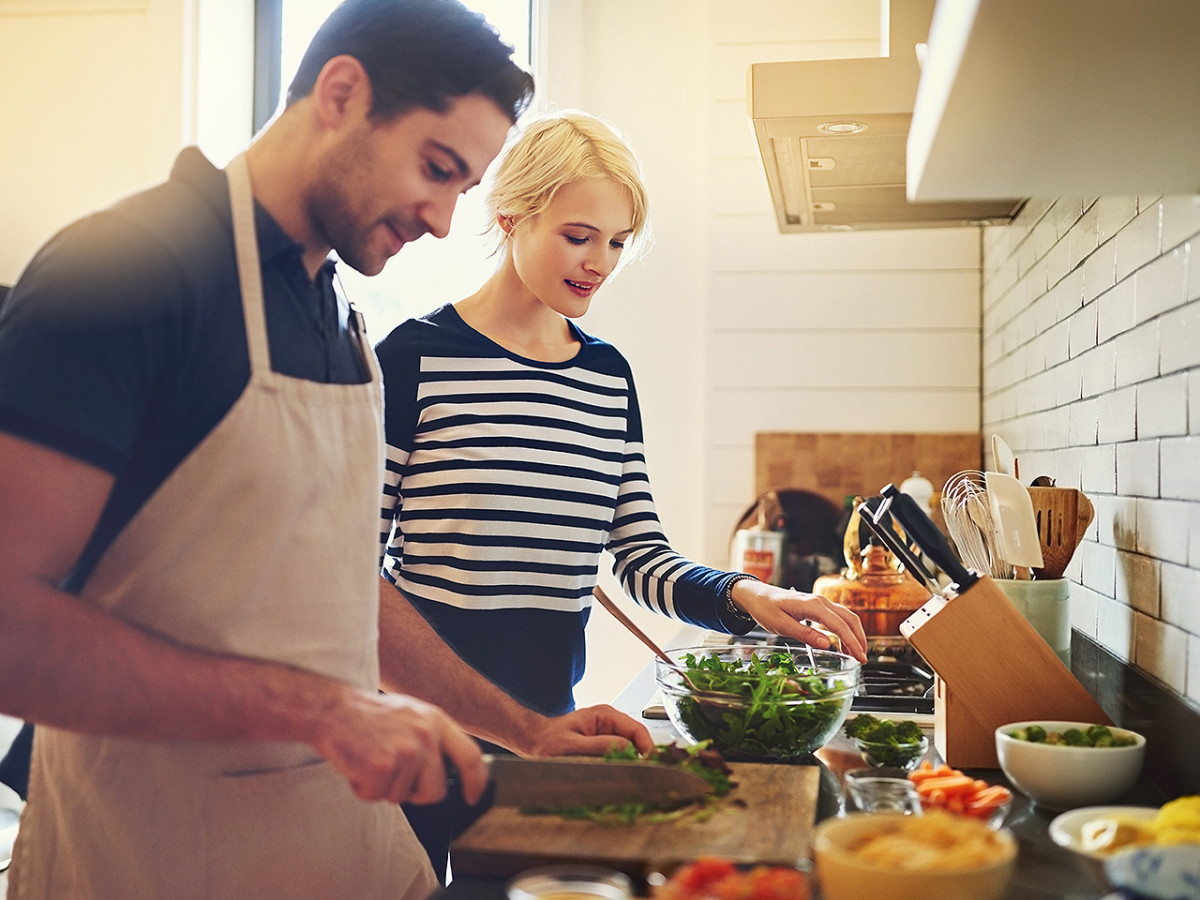 Does your mum cook dinner. Cook the dinner или Cook dinner. Питание семьи. Prepare a meal. I Cook lunch.