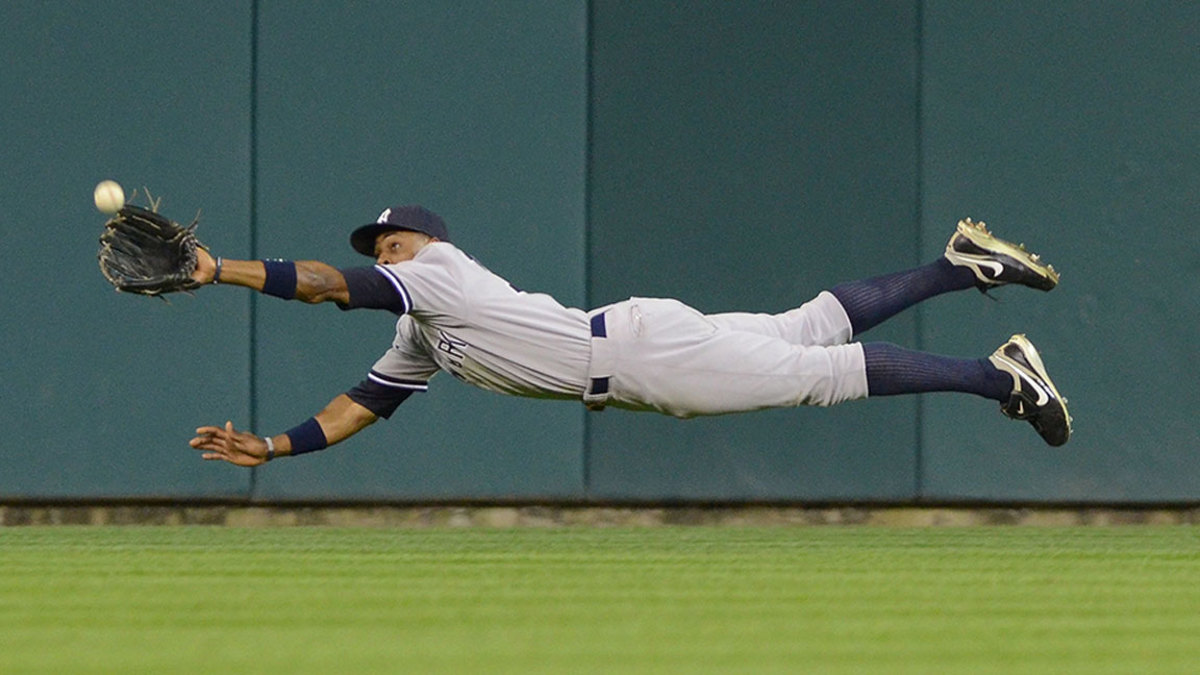 Baseball's Gold Gloves: The MLB's Most Athletic Catches of the 2000s -  Men's Journal