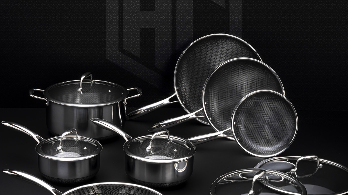 What Pans Does Gordon Ramsay Use at Home: HexClad Cookware 