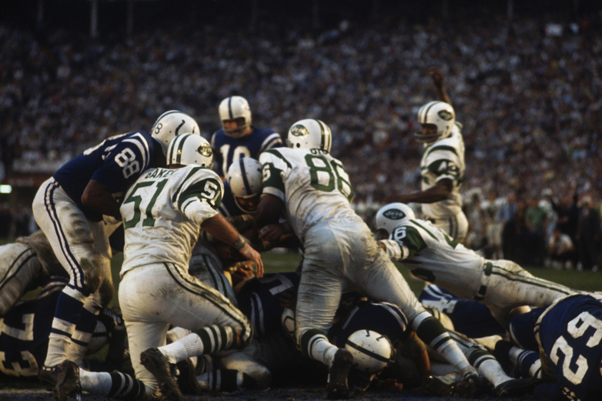 SportsPaper on X: Steve Grogan and his giant neck roll evade the rush of  the New York Jets.  / X