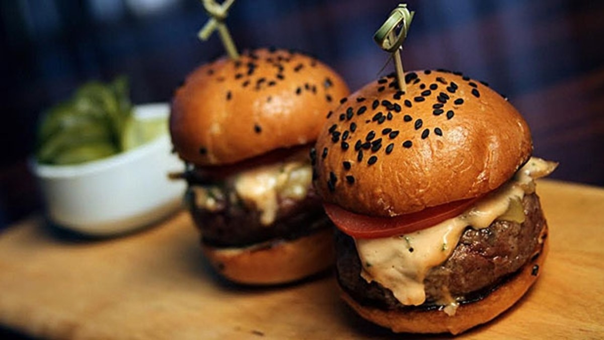 Is There a Difference Between MiniBurgers and Sliders? Men's Journal
