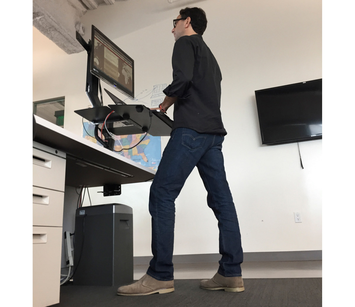 Here's How Many More Calories You Burn Daily With a Standing Desk Men