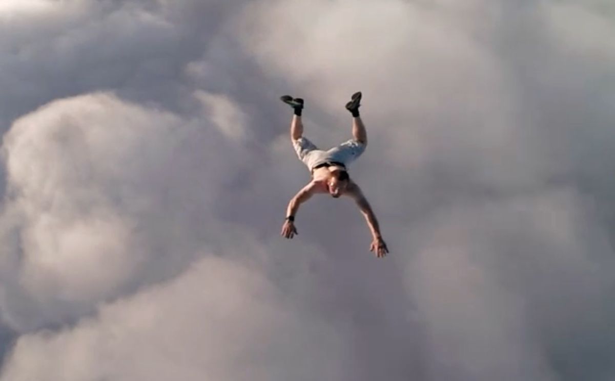 Man survives jumping without a parachute from dizzying height of 13,000