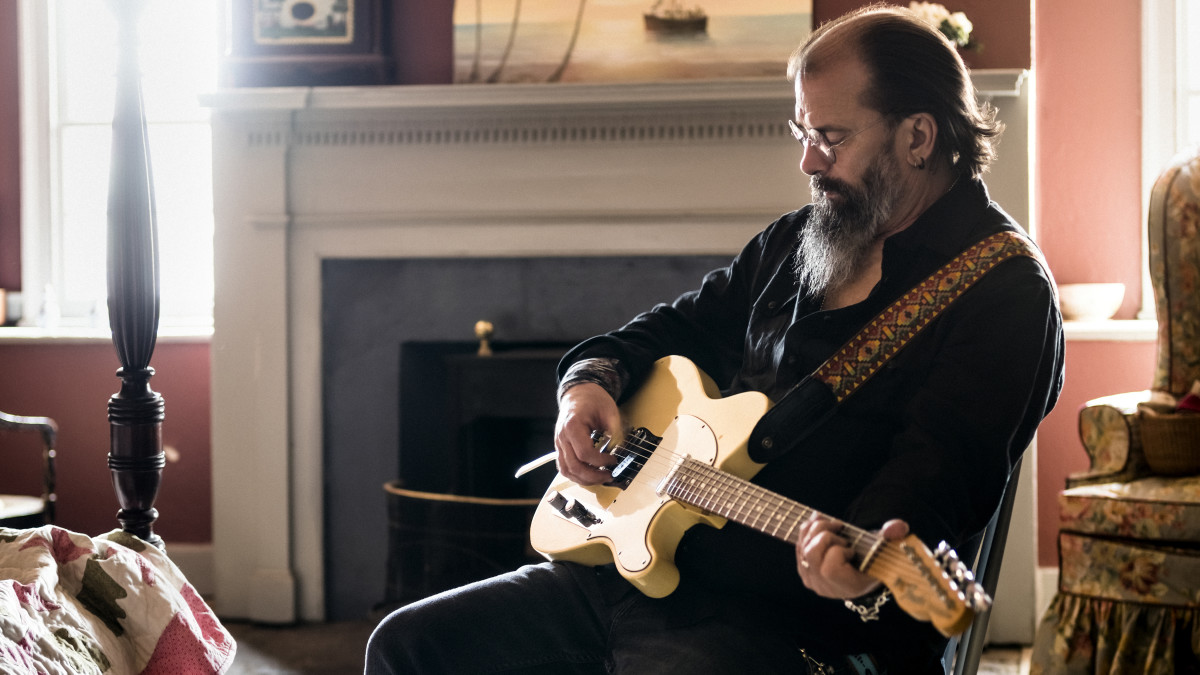 Steve Earle Talks Marriage, Letting Go of Regret, and More | Men’s Journal